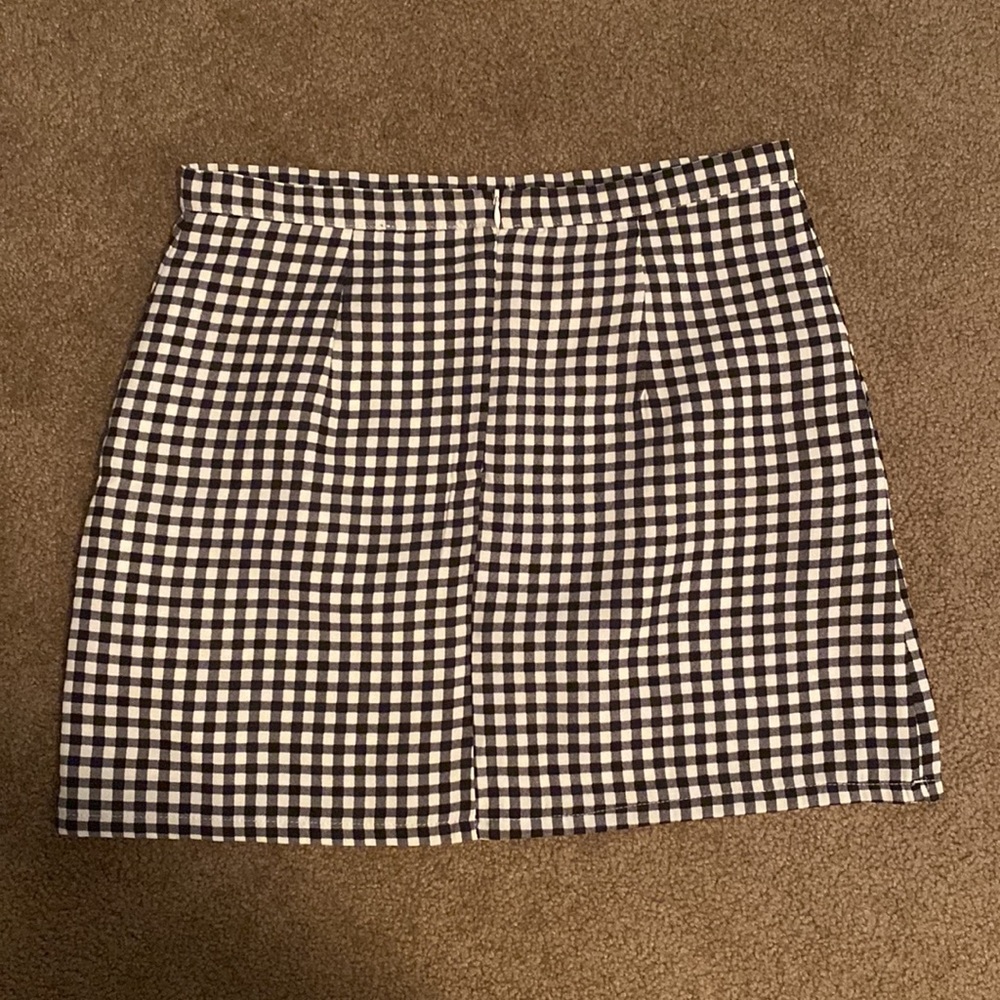 Forever 21 Black and White gingham skirt. Tag says size 28 but medium fit. - Picture 2 of 2